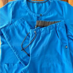 Beyond Scrubs Set - Women's Scrub Top Large/Drawstring Jogger Scrub Pants Med